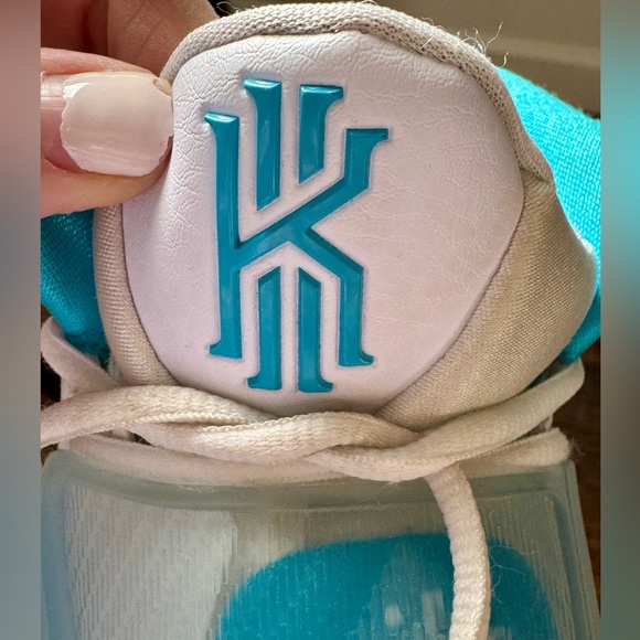 Nike Kyrie 7 Men’s basketball shoes size 8. White base with turquoise logo - Picture 7 of 7